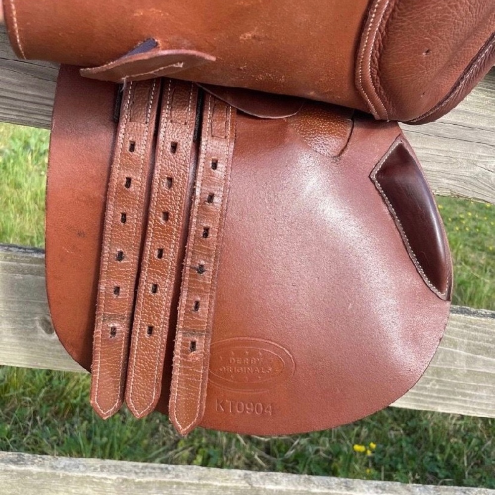 PARIS TACK- 17” CLOSE CONTACT SADDLE